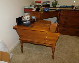 VINTAGE ETHAN ALLEN ROCK MAPLE END TABLE