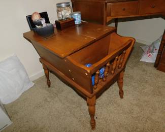 VINTAGE ETHAN ALLEN ROCK MAPLE END TABLE
