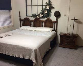 King bed good condition, Linen king duvet cover and shams