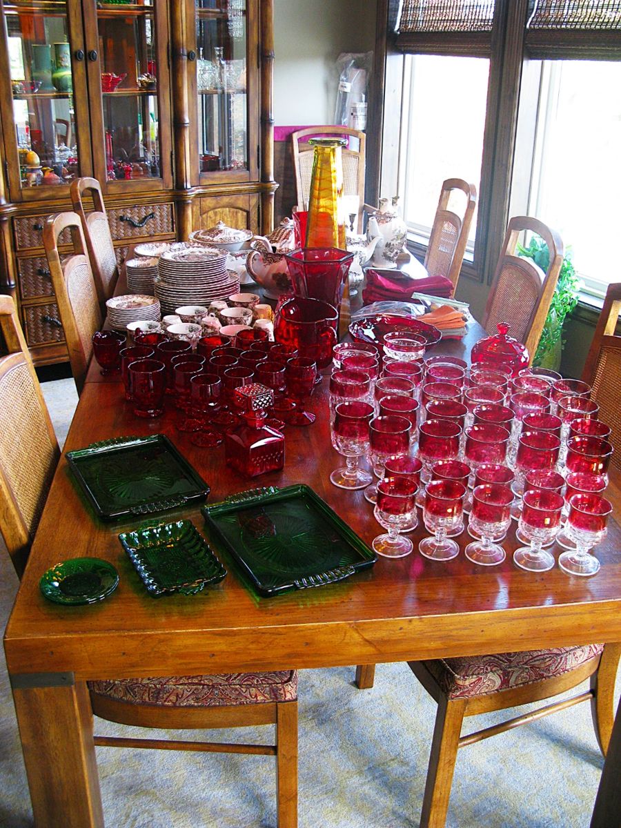 Drexel Heritage Dinning Table with 8 Chairs / 2 Leaf's with Table Protective Cloth Cover.