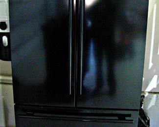 Black Fingerprint-Resistant, Finish French Door Refrigerator / Bottom Freezer Drawer