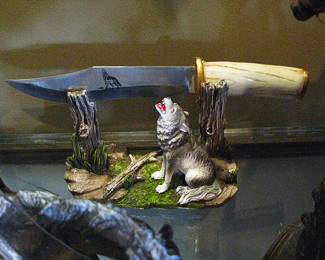  Howling Gray Wolf Display With Decorative Dagger Knife Set