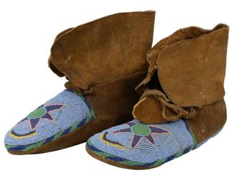 Lot 1097
Ojibwe Native American Beaded Hide Moccasins, Ca. 1940, L 10" 2 PCS