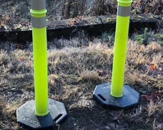 30 Delineator Posts with Weighted Bases