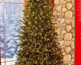 Twinkle & Trinket: A Curious Keepsake Collection with 7.5' PreLit Tree