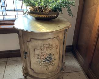 Decorative accent / lamp table