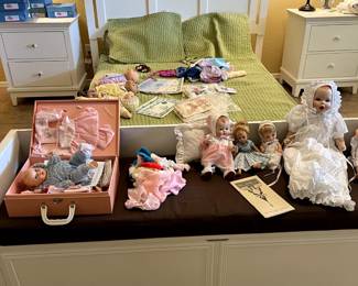 Bed with dolls and Cabbage Patch dolls