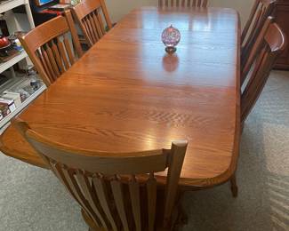 Beautiful oak table with 6 chairs and leaves.
