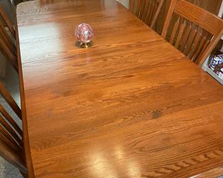 Beautiful oak table with 6 chairs and leaves. 