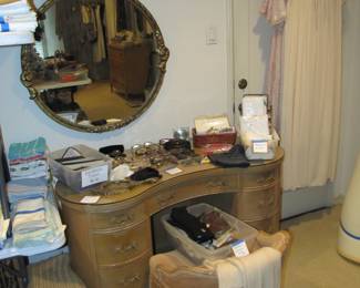 Custom VTG bedroom furniture made of high-quality materials and in great shape. Brings back the look of old Hollywood style and grace.