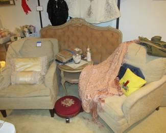 Custom VTG bedroom furniture made of high-quality materials and in great shape. Brings back the look of old Hollywood style and grace.