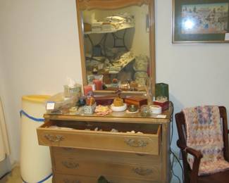 Custom VTG bedroom furniture made of high-quality materials and in great shape. Brings back the look of old Hollywood style and grace.