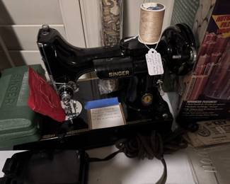 1950 SINGER SEWING MACHINE MODEL 221 FEATHERWEIGHT