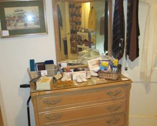 Custom VTG bedroom furniture made of high-quality materials and in great shape. Brings back the look of old Hollywood style and grace.