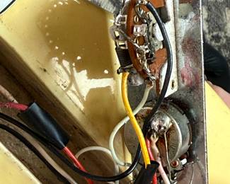 1973 Fender Telecaster. Blonde. Excellent Condition + OHSC
Very clean and lightweight early ’73 Tele with ’72 spec. Quintessential looking blonde maple board Tele. Lots of bite and twang.