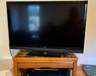Vizio E370VT TV, Sony CD/DVD player DVO-NS57P, Sony Blu-ray disc/DVD player BDP-BX58