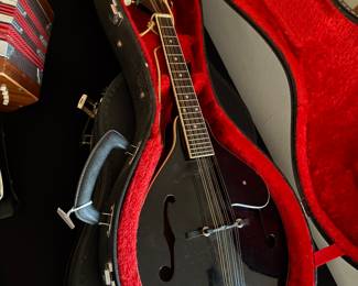 Saga Kentucky KM-180B mandolin, made in Japan