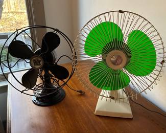 Art deco Robbins & Myers desk fan                                                  Vtg Mitsubishi sunflower D20-AG3 desk fan