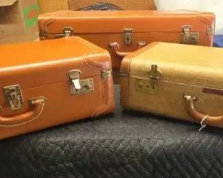 KO332Set Of 3 Vintage Tweed And Leather Suitcases