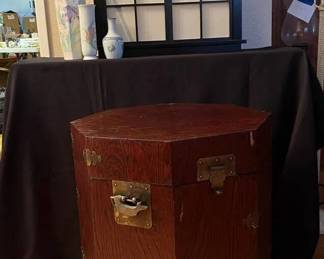 KO351Vintage Octagonal Wood Side Table And Lantern