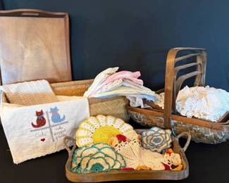 KO426Vintage Baskets  Linens Mystery Lot