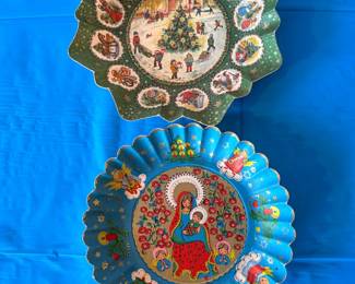 Vintage fluted paper bowls made in Germany, circa 1960s, intended for serving Christmas cookies.