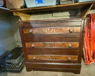Antique primitive American country 4-drawer chest
