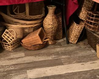 lots of baskets in different sizes