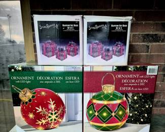 Outdoor Christmas yard ornaments and decor