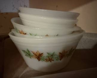 Federal Glass Salem Maple leaf pattern nesting bowls