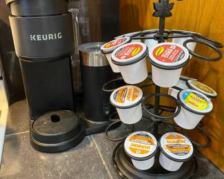 KEURIG K-CAFE SMART SINGLE SERVE COFFEE MAKER W/K-CUPS & HOLDER