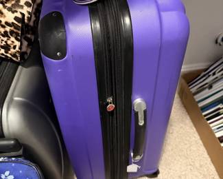 HARDSHELL SPINNER SUITCASE. ALSO HAVE OTHER SUITCASES