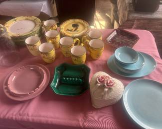 Rooster set and USA ashtrays