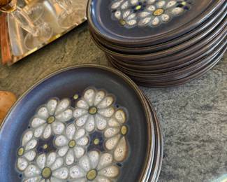 Vintage Daisy Dinnerware
