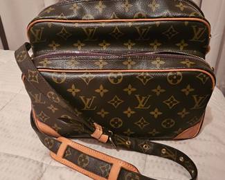 Vintage Authentic LV Nile Monogram
Comes with proof of authenticity