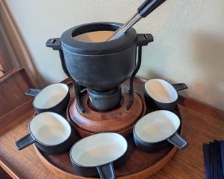 Fondu pot and serving cups