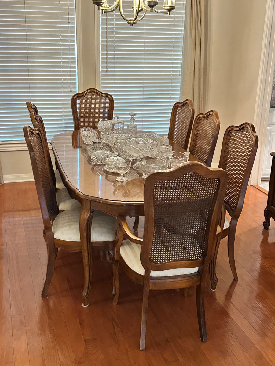 Thomasville Dining Table & 8 Chairs