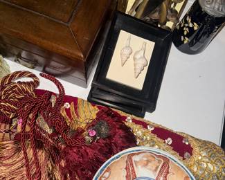 Imari, shell art, tassels 