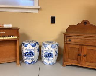 Miniature "Shoenhut" piano - Miniature antique cabinet - Miniature ceramic garden seats