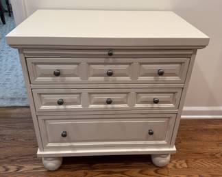 White chest w/pull-out shelf