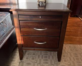 White chest w/pull-out shelf