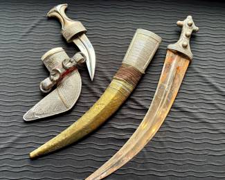 Arab Jambiya curved dagger (left) and Middle Eastern Jambiya curved sword (right)