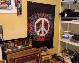 Frames, Monkeys penants