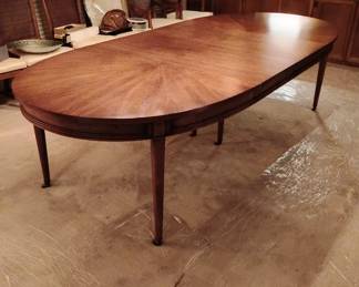 HENREDON DINING TABLE WITH MULTIPLE LEAVES, PADS. CASTORS ON LEGS
