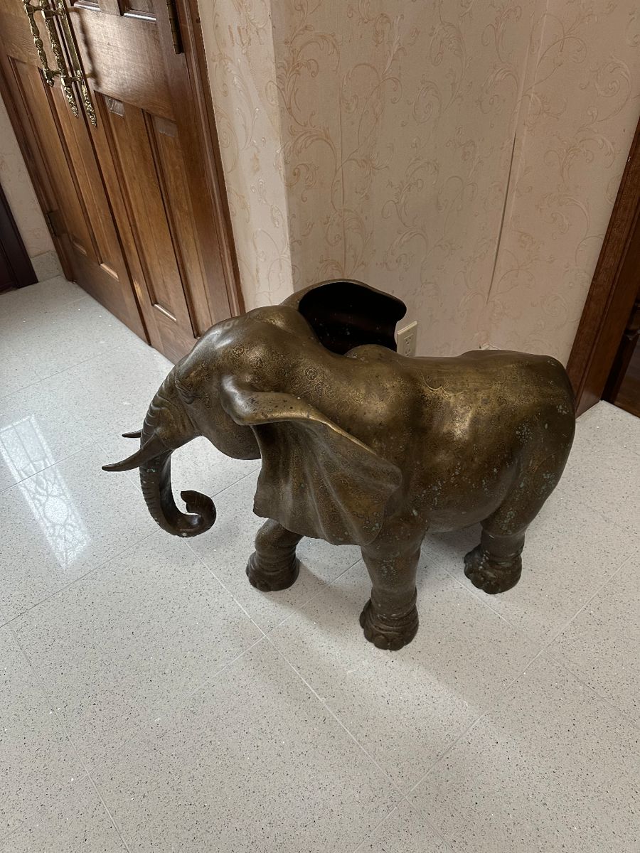 Bronze elephants (pair)