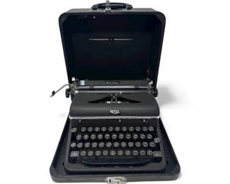 143 RoyalQuietDeLuxePortableTypewriterwCase