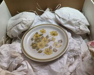Japanese stoneware plate with the "Spring Bouquet" pattern. 