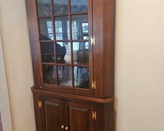 Free Standing  Corner Hutch