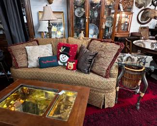 Curved one cushion sofa