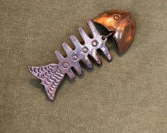 Articulated fish pin